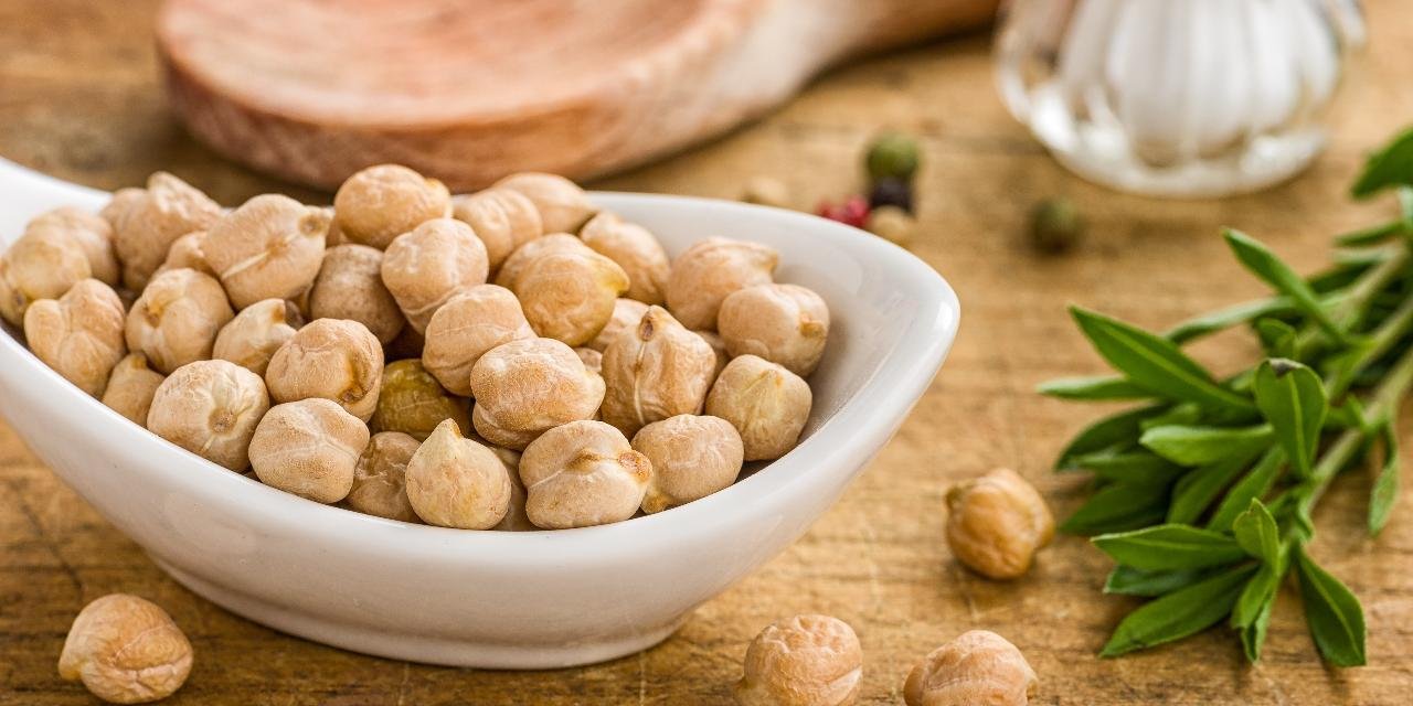 Stimmungsbild für Kategorie Hülsenfrüchte. Kichererbsen auf einem Löffel